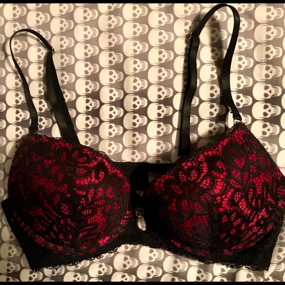 NWOT DAISY FUENTES BRA RED WITH BLACK LACE 34B